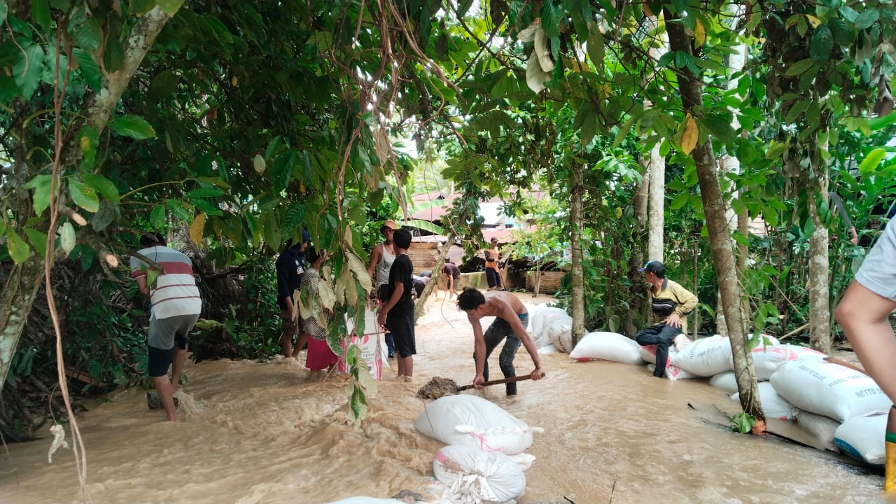 Pelaksaan Gotong Royong Massal pembersihan APrit Paccur